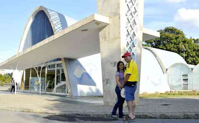 O casal colombiano Manoel Alvarez e Dora Orozco visitou a Igrejinha de So Francisco e disse que a lagoa  to bonita como nas fotografias(foto: FOTOS RAMON LISBOA/EM/,D.A PRESS)