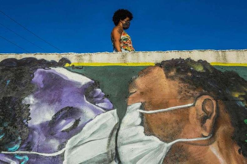 Grafite em muro de vila em Salvador: a Bahia � o segundo estado com mais casos no Brasil e caminha para as 5 mil mortes(foto: ANTONELLO VENERI/AFP)