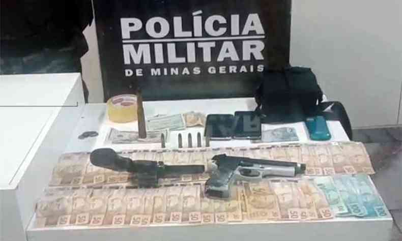Policiais recuperam dinheiro roubado da casa e duas armas que estavam com os criminosos(foto: PMMG/Divulgao)