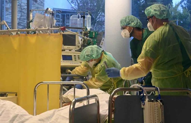 Médico e enfermeiros atendem em UTI de hospital na Alemanha(foto: Christof STACHE / AFP) Médico e enfermeiros atendem em UTI de hospital na Alemanha