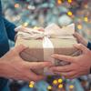 Presentes trazem felicidade, mas interação humana potencializa efeito