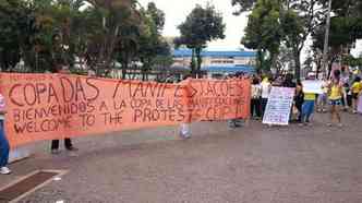 Manifestantes erguem faixa de protesto na Praa do Relgio, em Braslia(foto: Saulo Arajo/CB/D.A.Press)