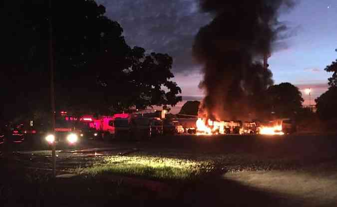 Incndio s foi controlado na manh deste domingo(foto: Divulgao/Bombeiros)