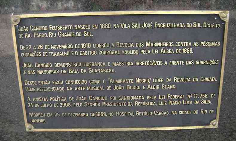 Placa em homenagem a Joo Cndido no Rio de Janeiro. Sua anistia s foi concedido em 2008 pelo ento presidente Luis Incio Lula e, apesar disso, a Marinha do Brasil no o reconhece e se recusa a reincorpor-lo aps a morte.(foto: Andrevruas )