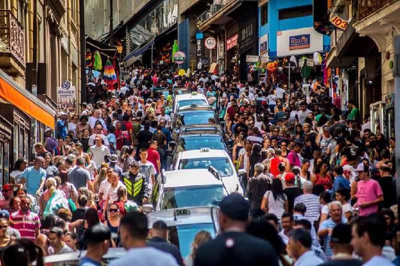 Consumidores na Ladeira Porto Geral, rua de comrcio popular em So Paulo