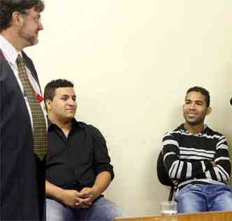 Advogado Frederico Orzil, os rus Wemerson e Elenlson no salo do jri(foto: Edesio Ferreira/EM DA Press)