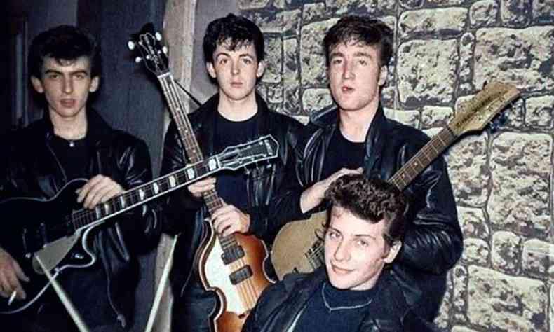 Em p, os jovens George Harrison, Paul McCartney e John Lennon. Sentado  frente deles est Pete Best, que foi baterista dos Beatles