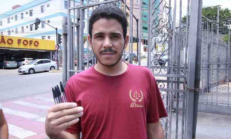 Precavido, Daniel Alves Benvenuto, de 21 anos, morador do Centro de BH, levou quatro canetas pretas para as provas (foto: Edsio Ferreira/EM/D.A Press )