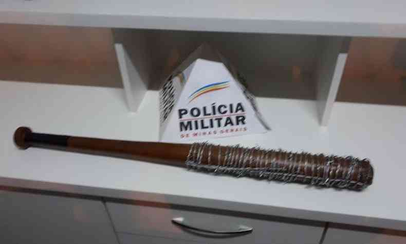Basto  semelhante  arma usada por Negan, vilo da srie (foto: Polcia Militar/ Divulgao)