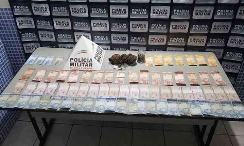 Dinheiro e drogas que teriam sido retiradas da casa da vtima segundo a Polcia Militar