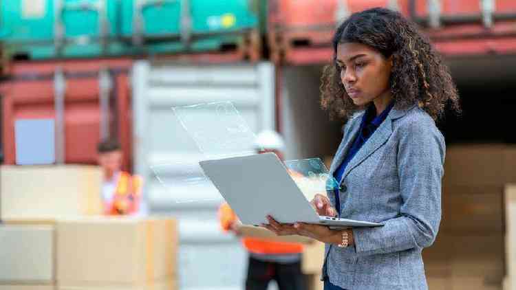 Uma mulher usando um laptop em um porto