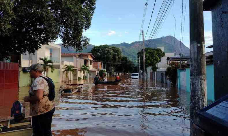 Militares do Corpo de Bombeiros resgatam duas mulheres no Bairro So Pedro, prximo  Avenida Moacir Paleta