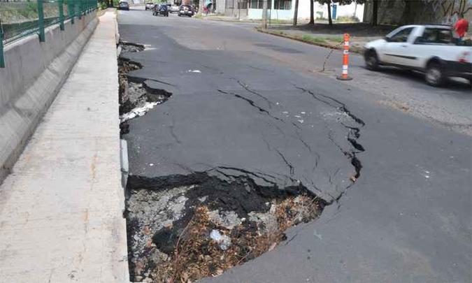 Buraco interdita faixa da Avenida Heráclito Mourão de Miranda há um mês (foto: Jair Amaral/EM/DA Press) Buraco interdita faixa da Avenida Heráclito Mourão de Miranda há um mês (foto: Jair Amaral/EM/DA Press)