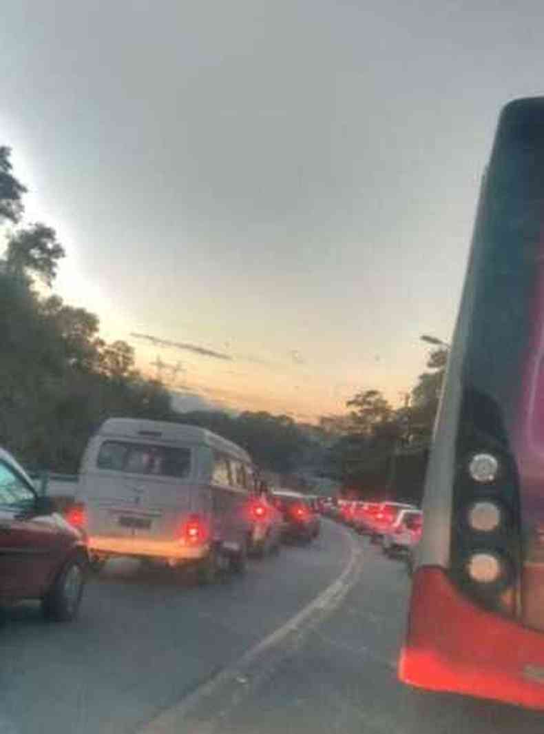 Congestionamento na LMG-806 no incio desta manh(foto: Reproduo/Redes Sociais)