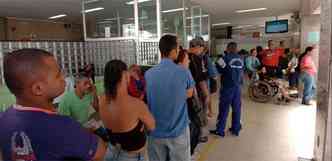 Fila em hospital em Belo Horizonte: embora no tenham prazo definido para se adequar  lei, estados j comeam a se mexer para cumpri-la (foto: MARCELO SANTANNA/EM/D.A PRESS - 15/4/10)