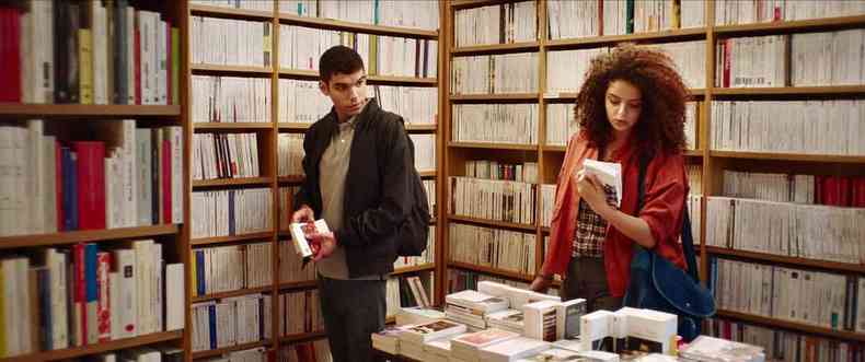 Os atores Sami Outalbali e Zbeida Belhajamor contracenam numa biblioteca, no filme 'Um conto de amor e desejo'