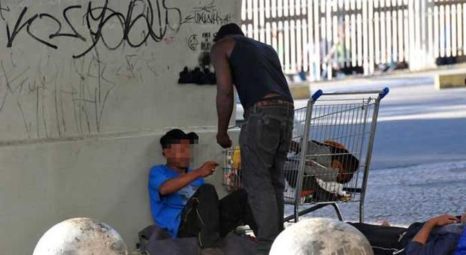 Na Rua do Acre, j� eram comuns usu�rios de drogas, mas o n�mero aumentou (foto: Marcos Michelin/EM/D.A Press. Brasil. )
