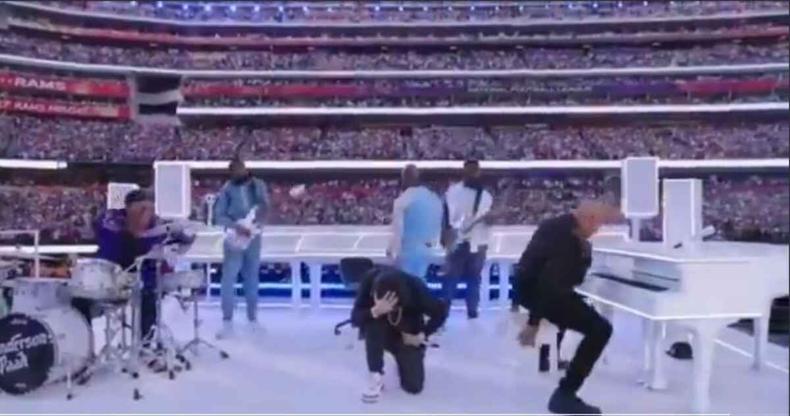 O cantor Eminem ajoelhado durante show no Super Bowl