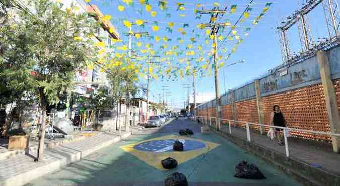 Na Rua Francisco Bicalho, no Bairro Caiara, Noroeste da capital, o palco para os dias de jogo da Seleo est pronto tambm