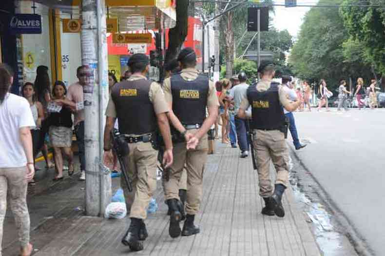 Policiais andando na rua em Belo Horizonte
