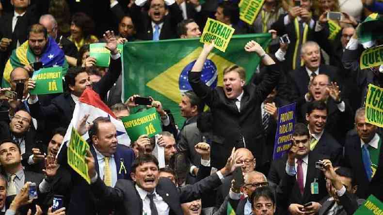 Deputados celebrando o resultado da votao pelo impeachment de Dilma Rousseff. 17.abr.2016