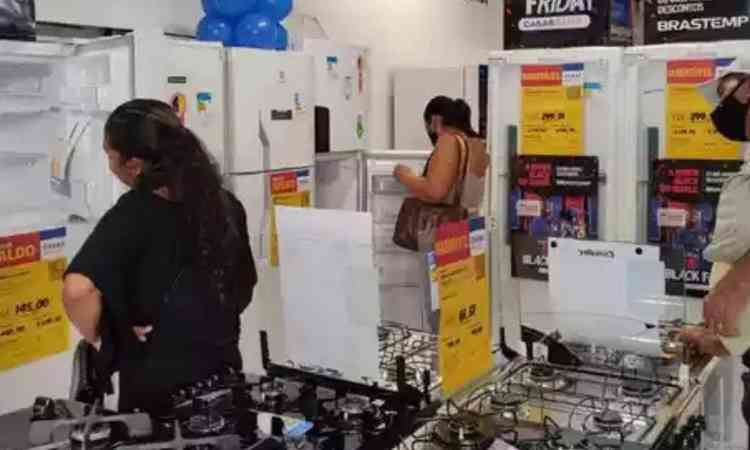 Imagem de pessoas comprando eletroeletrnicos em lojas