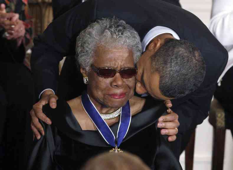 Maya Angelou recebendo beijo na bochecha do ex-presidente Barack Obama após receber a Medalha da Liberdade 