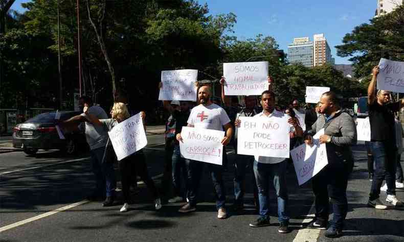 Com cartazes, motoristas de aplicativos fecharam uma faixa da Avenida Afonso Pena nesta manh(foto: Edsio Ferreira/EM/DA Press)