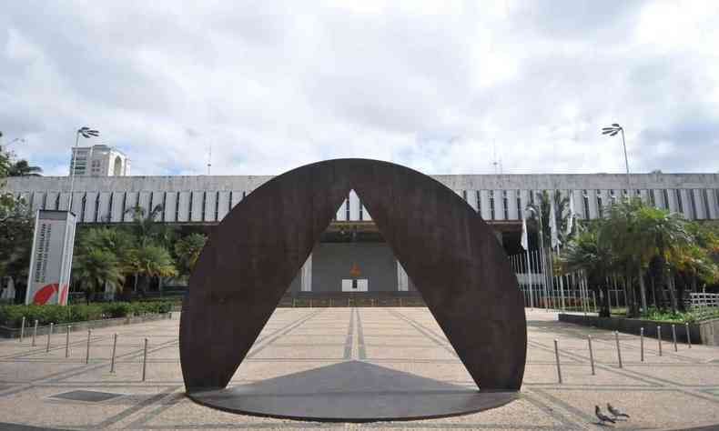 Fachada da Assembleia Legislativa, em BH, com foco em monumento que homenageia a Inconfidncia Mineira