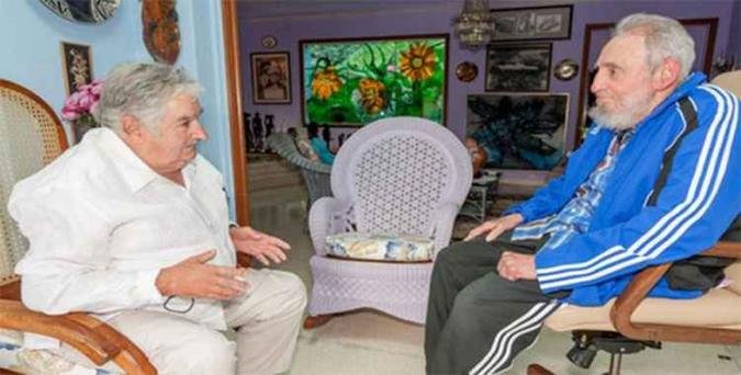 Castro e Mujica falaram sobre a nova ameaça epidemiológica durante a visita iniciada pelo ex-presidente uruguaio esta semana.(foto: AFP PHOTO/CUBADEBATE.CU/HO ) Castro e Mujica falaram sobre a nova ameaça epidemiológica durante a visita iniciada pelo ex-presidente uruguaio esta semana.(foto: AFP PHOTO/CUBADEBATE.CU/HO )