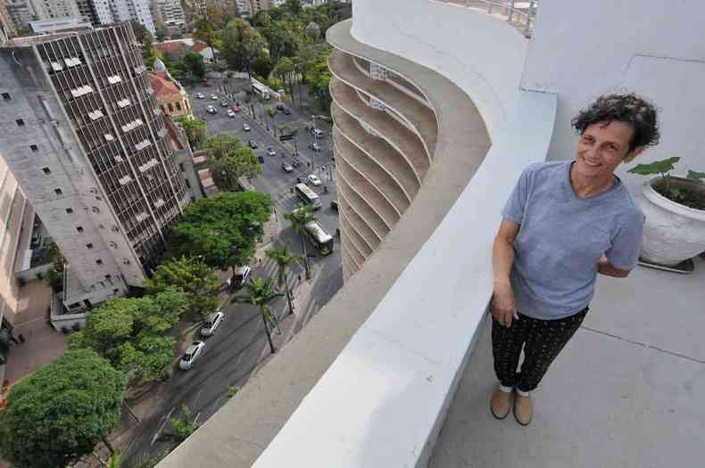 Clia da Costa, psicloga, no terrao do Edifcio Niemeyer, cone da Praa da Liberdade, no fim da Avenida Brasil, tombado pelo Iepha