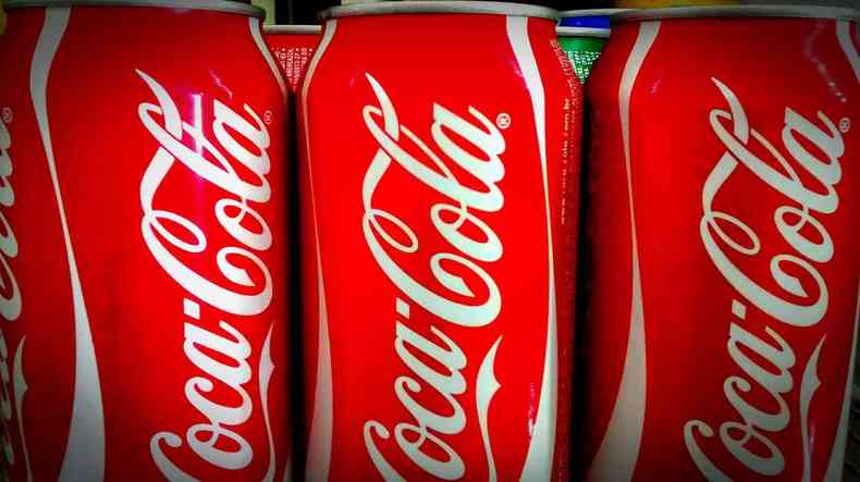 Trs latas de coca-cola. 