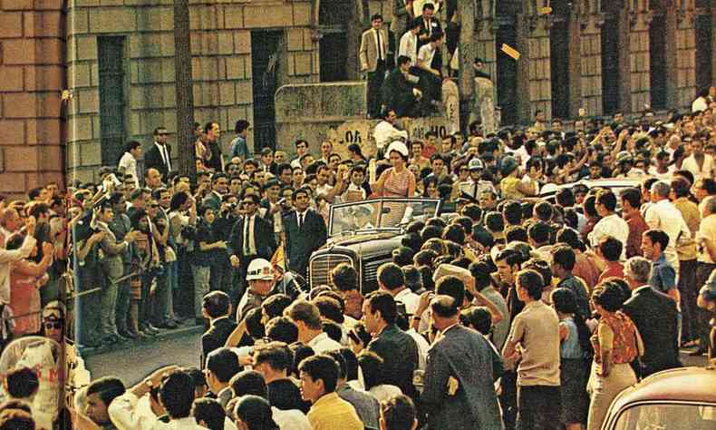 Em So Paulo, a monarca presidiu a inagurao do prdio do Masp, na Avenida Paulista. Na sada, uma multido esperava para v-la 