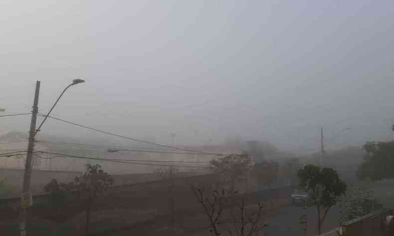 Neblina no bairro Candelria, na regio de Venda Nova(foto: Gladyston Rodrigues/EM/D.A. Press)