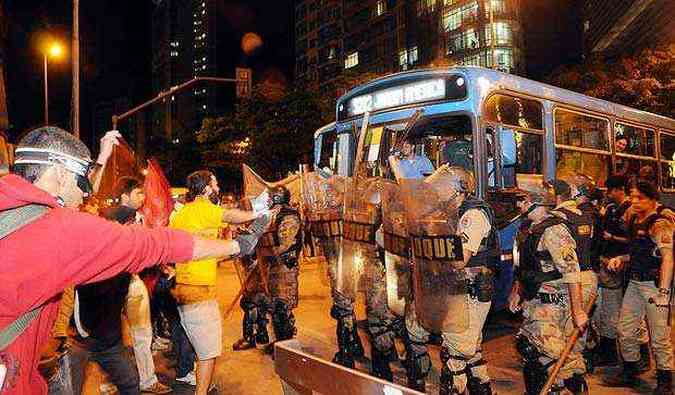 A Tropa de Choque da Polcia Militar acompanhou o protesto(foto: Cristina Horta/EM/D.A.Press)