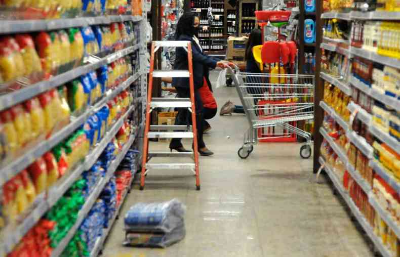 mulher faz compras em supermercado