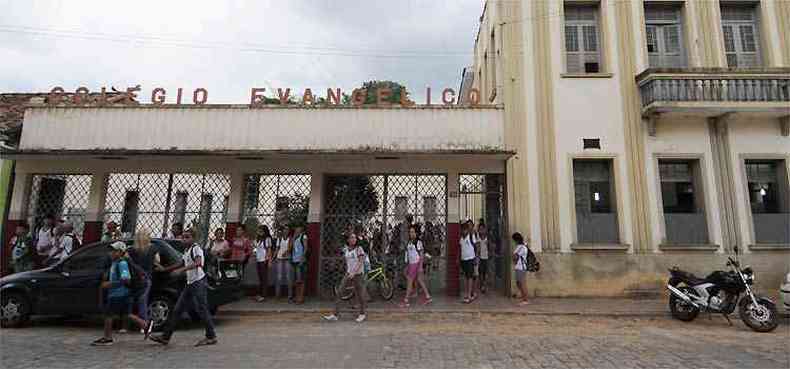 Prdio da Escola Estadual Reverendo Ccero Siqueira, onde Lara e Jssica estudam, est deteriorado 