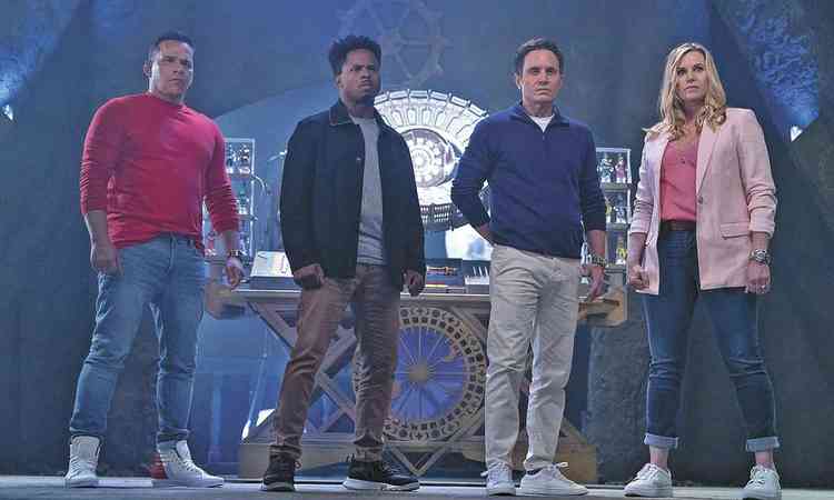 Os atores Steve Cardenas, Walter Emanuel Jones, David Yost, Catherine Sutherland , de p, em cena de Power Rangers: Agora e sempre