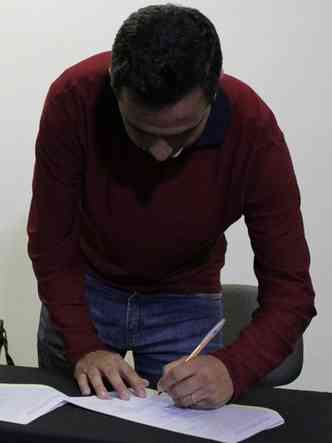 Duarte assinou alvar mas destacou dedicao dos tcnicos da prefeitura(foto: Prefeitura de Mariana/Divulgao)