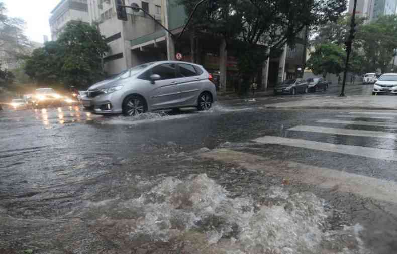 Forte chuva vai atingir municpios mineiros neste domingo (3/1)(foto: Leandro Couri/EM/D.A Press)