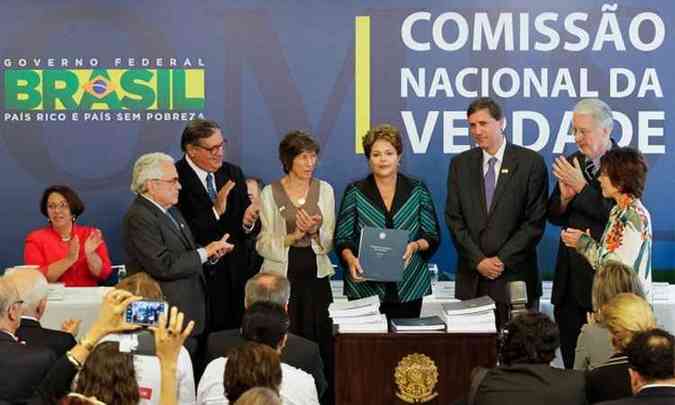 Dilma segura um dos trs volumes do relatrio final da Comisso Nacional da Verdade(foto: Ichiro Guerra/PR)