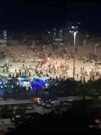 Correria e confuso tomaram conta da praia de Copacabana (foto: Reproduo/Youtube)