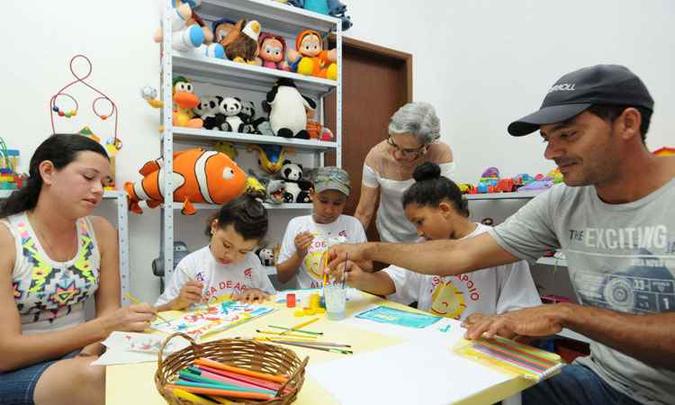 Fabiana com a filha Maria Clara, Marcos Henrique Gomes, a psicóloga Ana Lúcia e Evellyn com o pai Wires, na Casa Aura: ajuda e alívio no tratamento do câncer infantil(foto: Gladyston Rodrigues/EM/D.A Press) Fabiana com a filha Maria Clara, Marcos Henrique Gomes, a psicóloga Ana Lúcia e Evellyn com o pai Wires, na Casa Aura: ajuda e alívio no tratamento do câncer infantil(foto: Gladyston Rodrigues/EM/D.A Press)