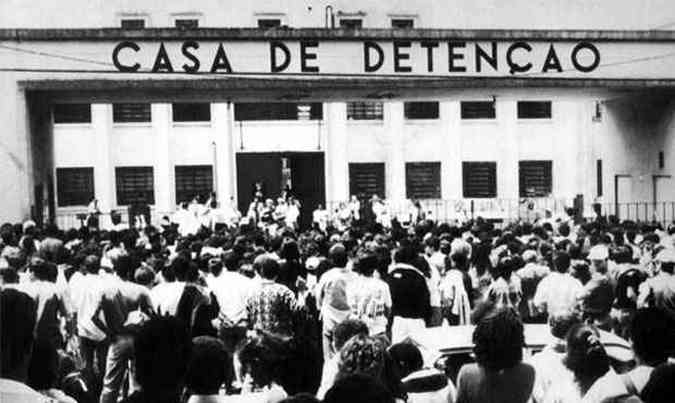 Movimentacao em frente a Casa de Detencao Carandiru no dia do massacre (foto: Divulgao)