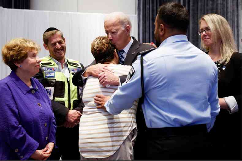 O presidente dos EUA, Joe Biden, abraa Rachel Edri, cercada por seu filho Evyatar Edri, durante uma reunio com socorristas israelenses, familiares e outros cidados diretamente impactados pelo ataque de 7 de outubro a Israel pelo Hamas, em Tel Aviv, Israel, 18 de outubro de 2023 