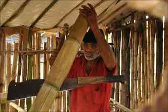 Manoel Barbosa prepara a barraca de bambu onde vai morar nos prximos meses: sonho de plantar arroz, algodo, caf e milho (foto: (Tulio Santos/EM/D.A PRESS))