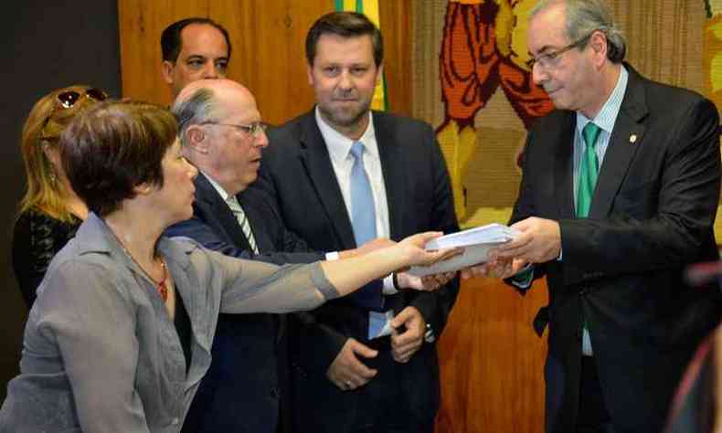Maria Lucia Bicudo e o jurista Miguel Reale Jr. entregam a Eduardo Cunha pedido de impeachment da presidenta(foto: Wilson Dias/Agncia Brasil)