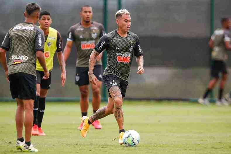 Chileno fez exames fsicos e treinou ontem com o grupo, no incio da preparao para o confronto com o Corinthians, no sbado(foto: Bruno Carlini/Agncia Galo/Atltico)