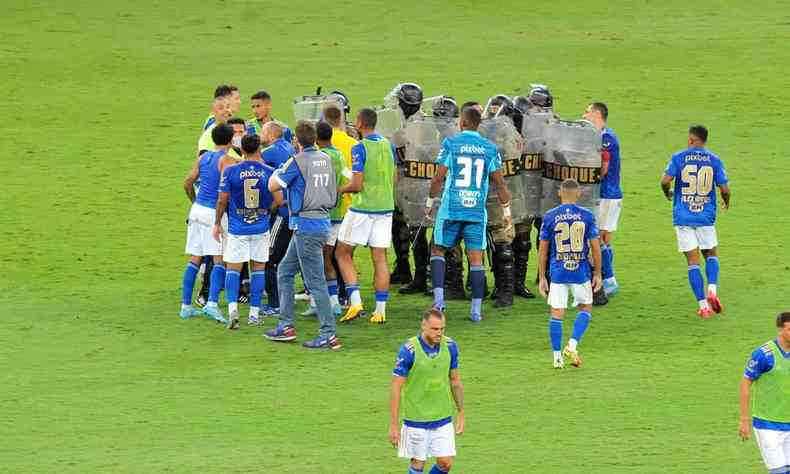 Jogadores do Cruzeiro cercam o juiz da partida