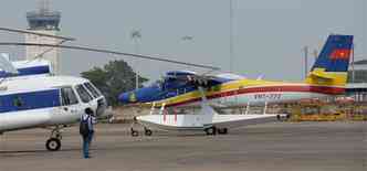 Aeronave (foto)  usada nas buscas pelo avio desaparecido com mais de 230 pessoas a bordo (foto: HOANG DINH NAM / AFP)